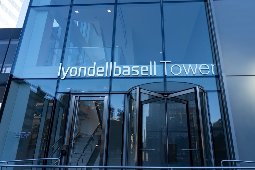 0 News Article Image ¿Por qué caen las acciones de LyondellBasell Industries el viernes? - LyondellBasell Industries