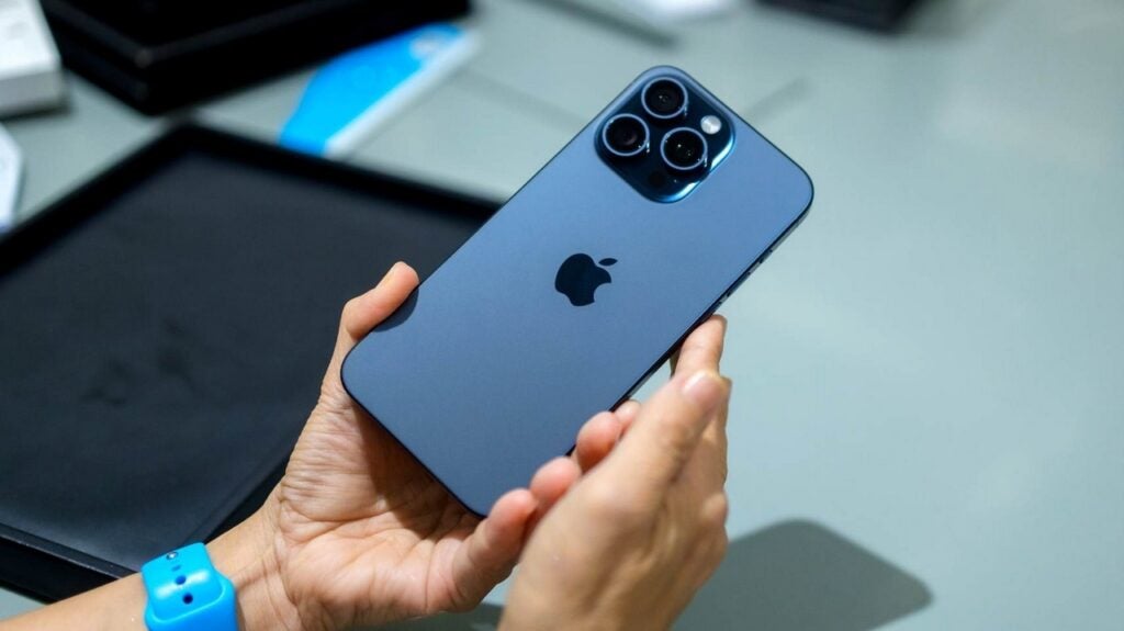 Apple Stock Is Trading Lower Friday: What's Going On?
