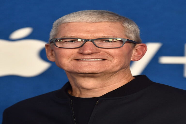 Along With $100 Billion U.S. Manufacturing Commitment, Apple's Tim Cook Gifted Trump A Glass 'Made In USA' Plaque On 24-Karat Gold - Corning  ( NYSE:GLW ) 
