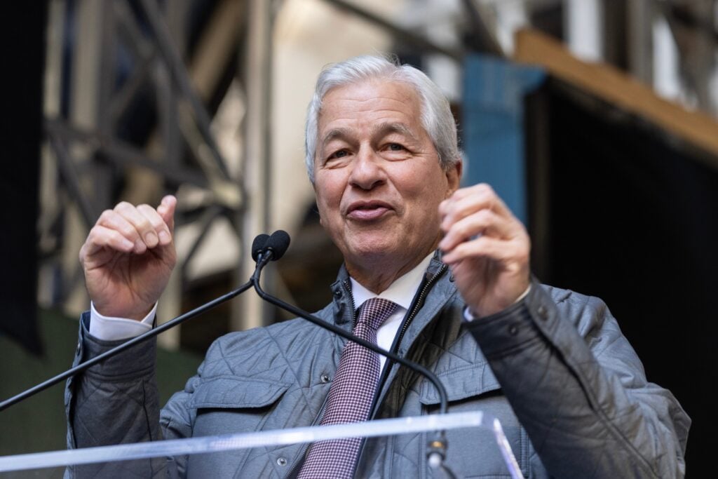 Trump Slams Jamie Dimon’s Comments On Fed Independence And Credit Card Rate Cap: ‘Maybe He Makes More Money…’ – JPMorgan Chase (NYSE:JPM)