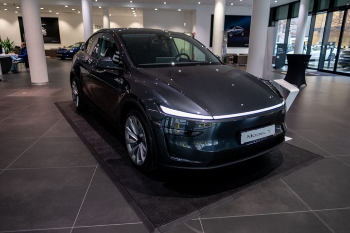 YouTuber MKBHD Hails Tesla Model Y Performance, Calls EV Giant's Self-Driving Technology 'The Best'